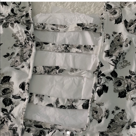 [2 for $15] Black floral crop top - Picture 2 of 2